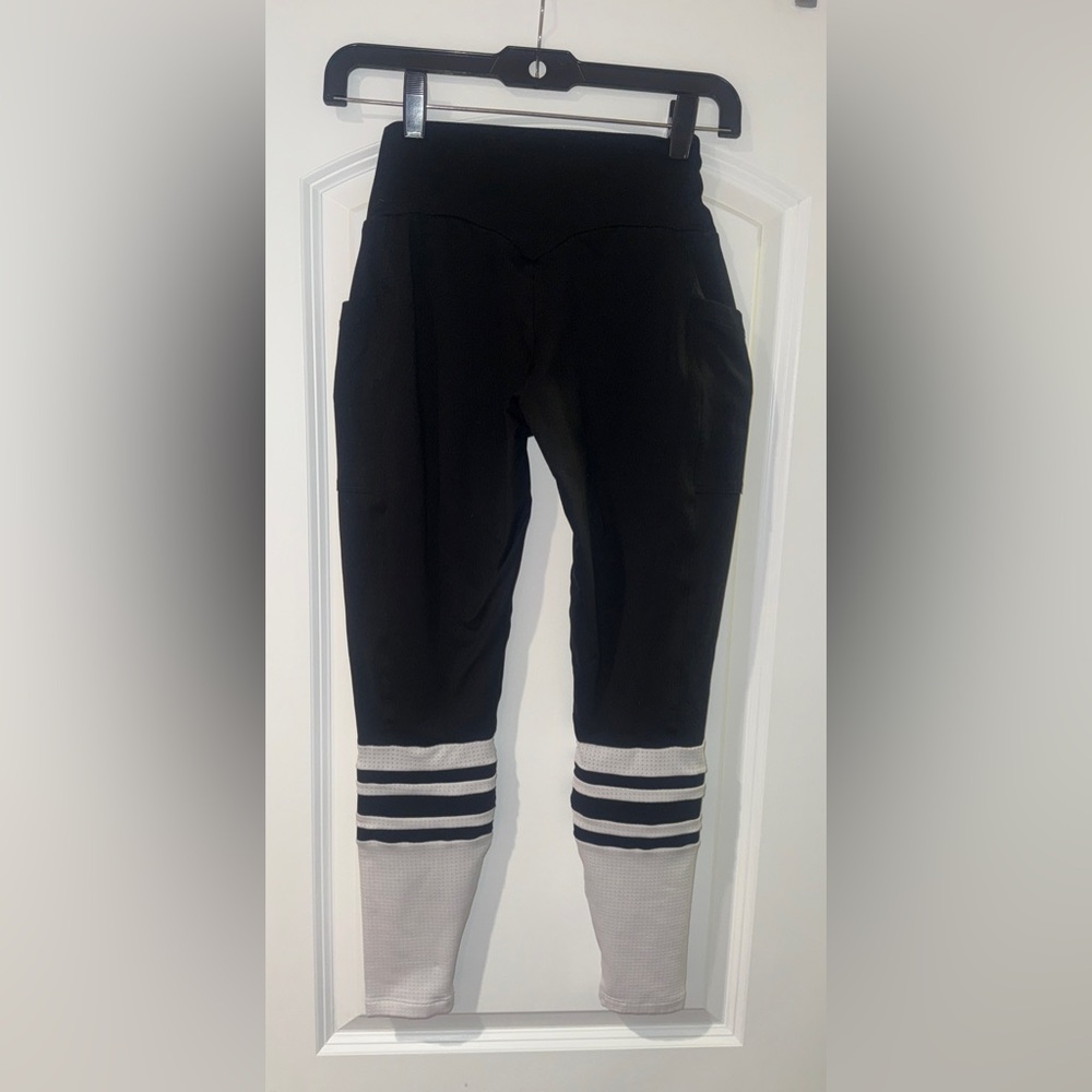 Bombshell knee high with pockets leggings size medium